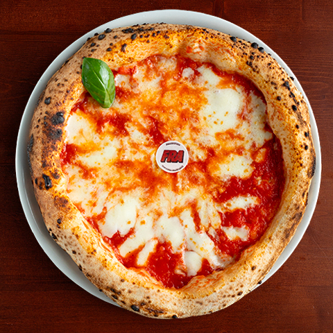 Pizza Margherita con Pomodoro La Concettina e Fiordilatte dei Monti Lattari