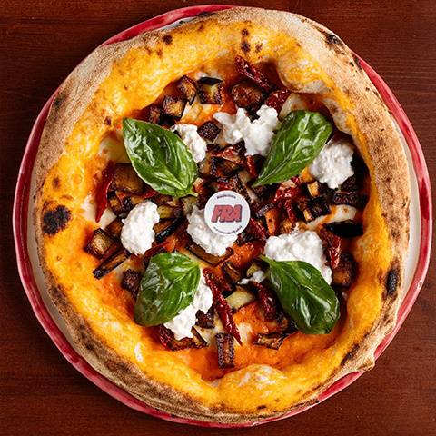 Pizza Ortolana con Fiordilatte dei Monti Lattari e Stracciatella Affumicata